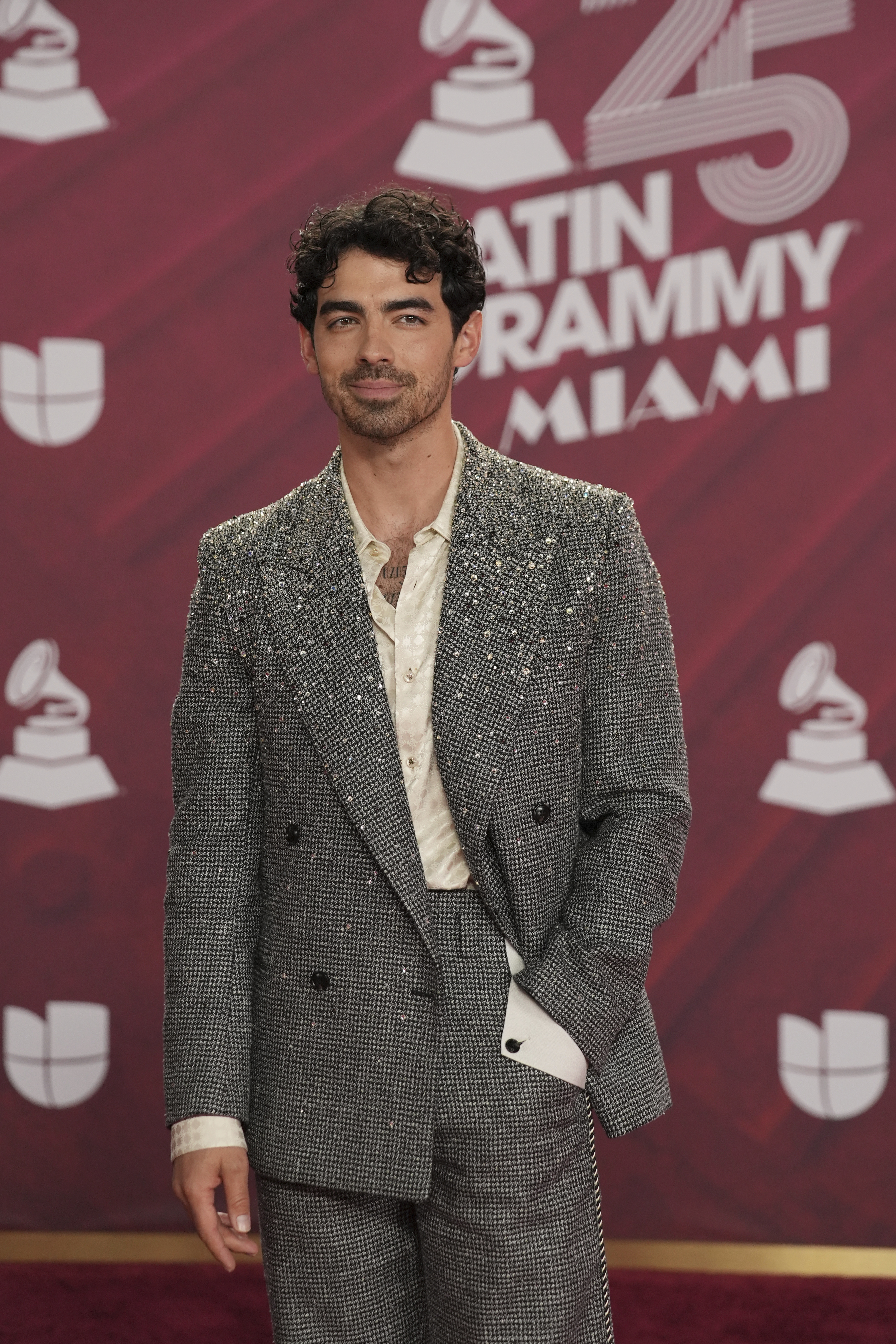 Joe Jonas en la alfombra roja de los Latin Grammy 2024.