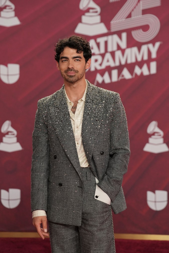 Joe Jonas en la alfombra roja de los Latin Grammy 2024.