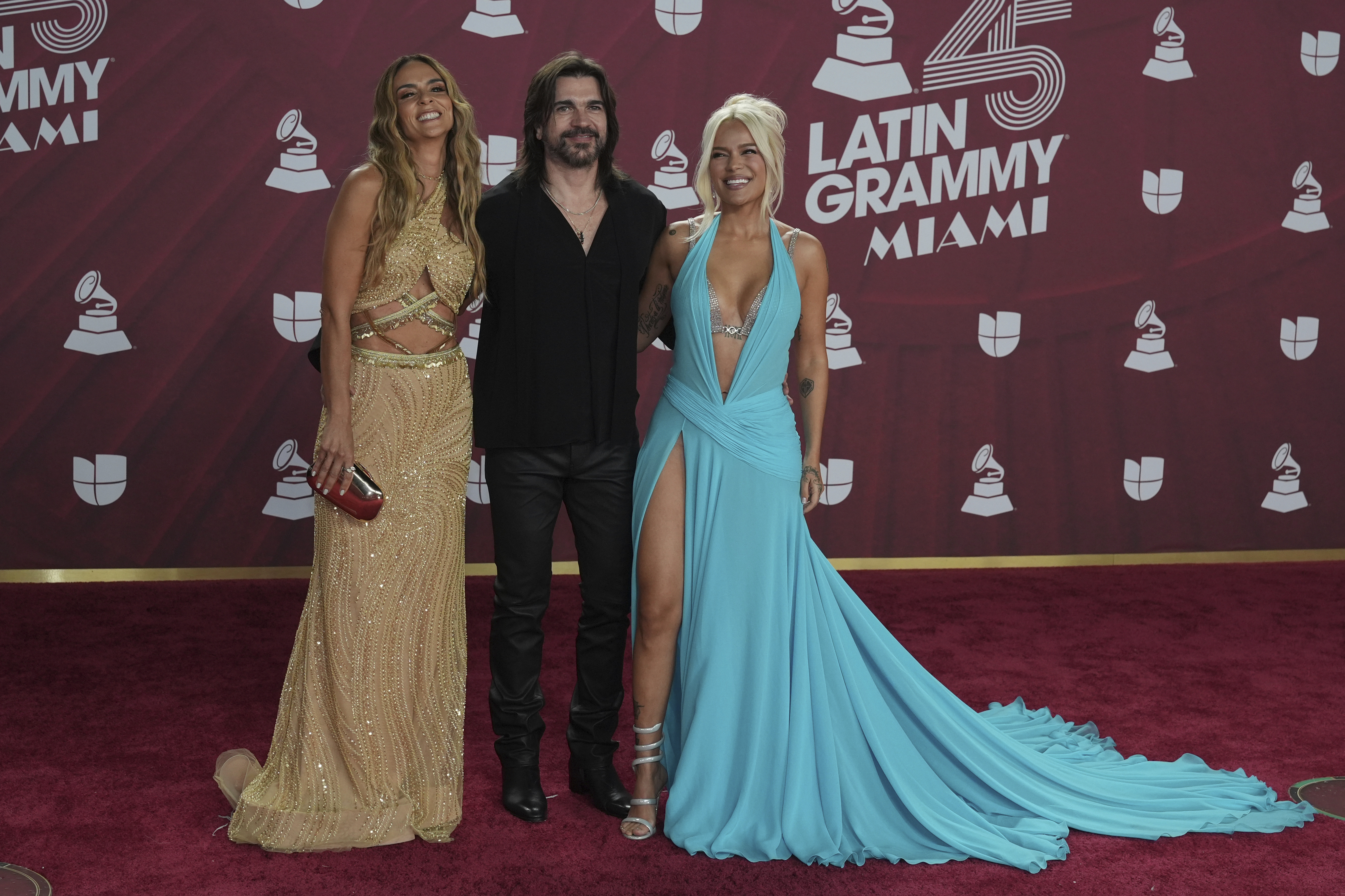 Karol G y Juanes en la alfombra roja de los Latin Grammy 2024.