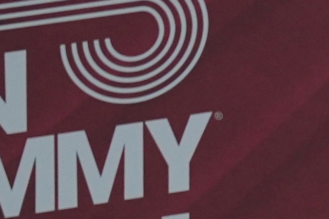 Karol G y Juanes en la alfombra roja de los Latin Grammy 2024.