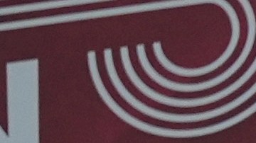 Karol G y Juanes en la alfombra roja de los Latin Grammy 2024.