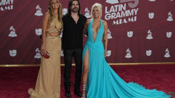 Karol G y Juanes en la alfombra roja de los Latin Grammy 2024.