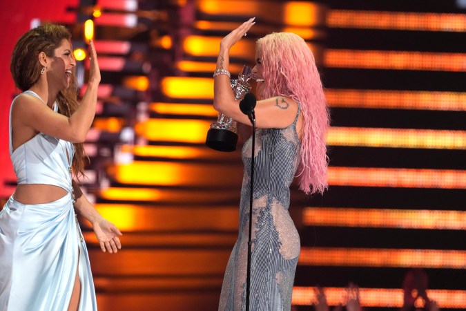 Shakira y Karol G aceptan el premio a la mejor colaboración por ‘TQG’ durante los MTV Video Music Awards el 12 de septiembre de 2023.