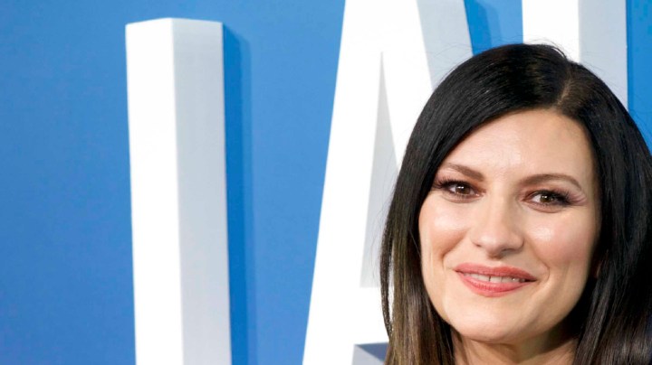 Laura Pausini protagoniza aparatosa caída en Milán.