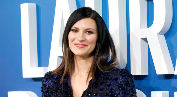 Laura Pausini protagoniza aparatosa caída en Milán.