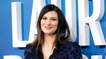 Laura Pausini protagoniza aparatosa caída en Milán.