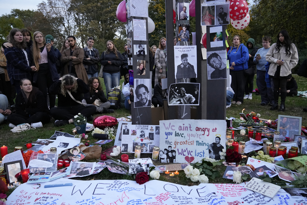 Fans se reunieron para rendir homenaje a Liam Payne en Treptower Park en Berlín, Alemania.