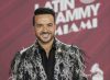Luis Fonsi fue uno de los primeros artistas en desfilar por la alfombra roja de los Latin Grammy 2024.