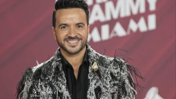 Luis Fonsi fue uno de los primeros artistas en desfilar por la alfombra roja de los Latin Grammy 2024.