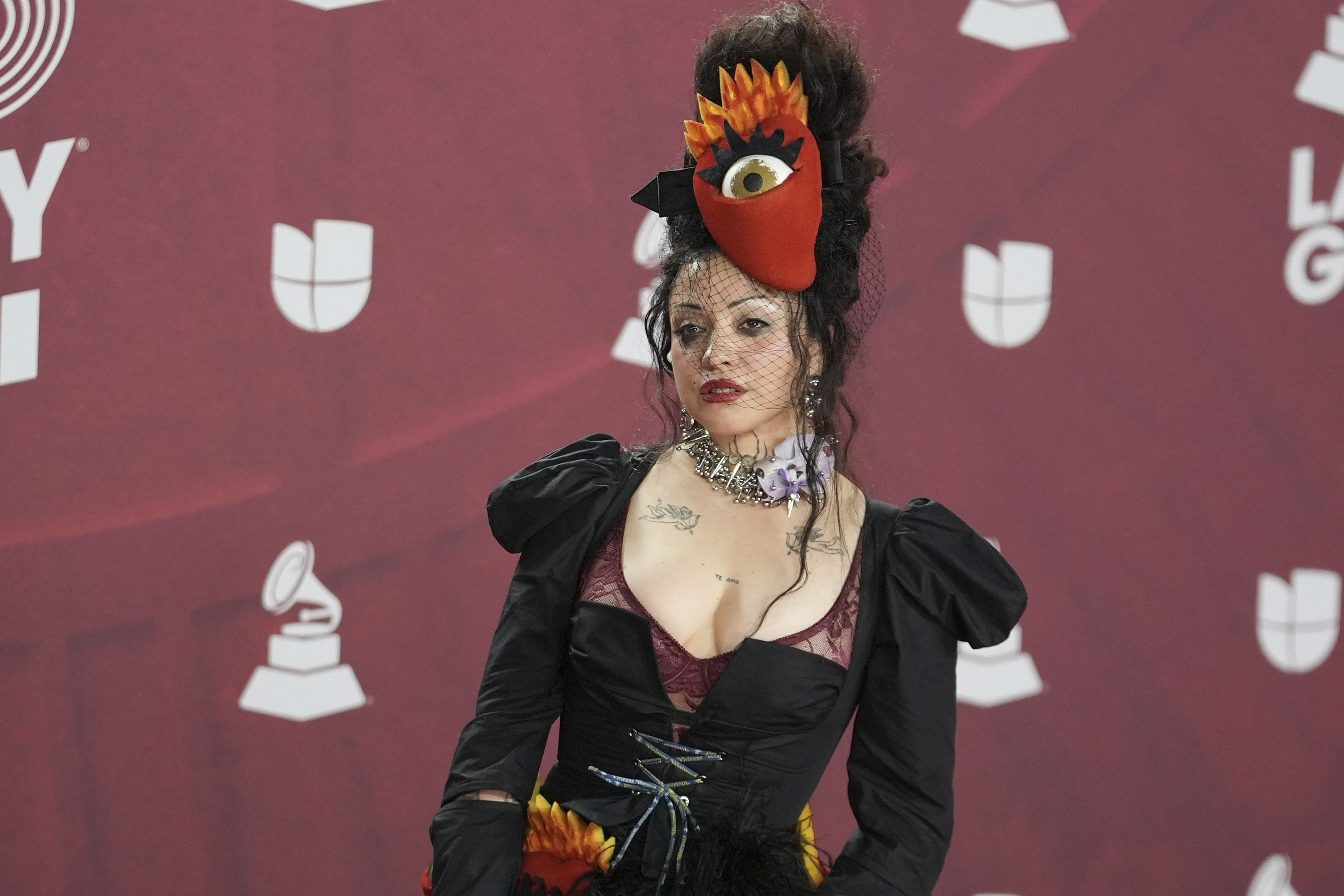 Mon Laferte en la alfombra roja de los Latin Grammy 2024.