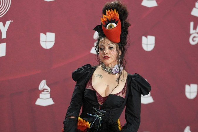 Mon Laferte en la alfombra roja de los Latin Grammy 2024.