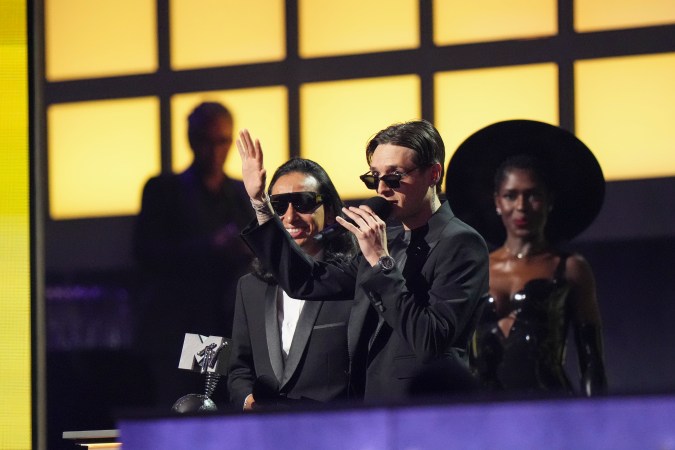 Peso Pluma recibe el premio en los MTV Europa Music Awards 2024.
