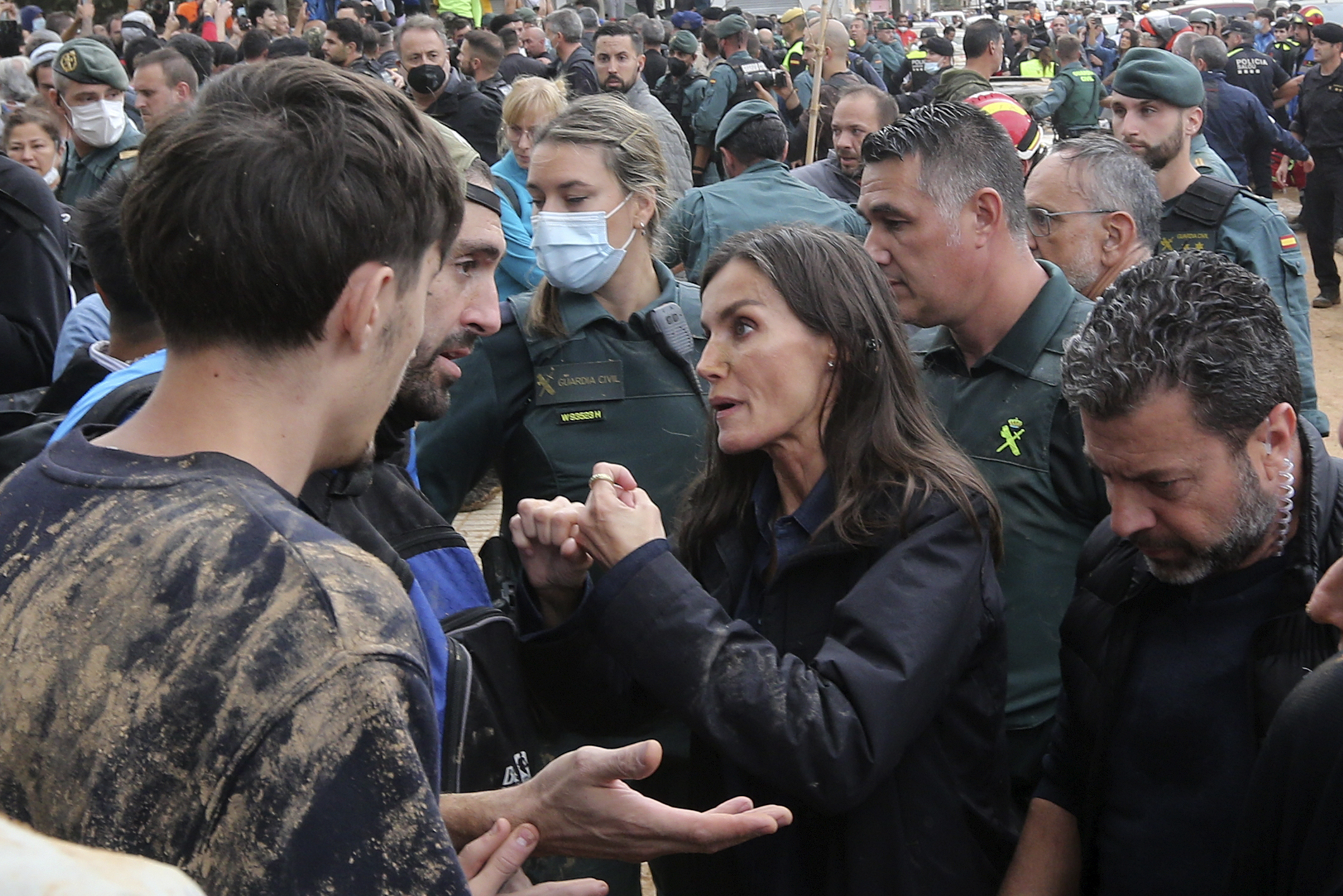 La reina Letizia de España habla con personas afectadas por las inundaciones luego de que una multitud de sobrevivientes enojados le arrojaran barro y le gritaran insultos a ella, al rey Felipe y a funcionarios del gobierno.