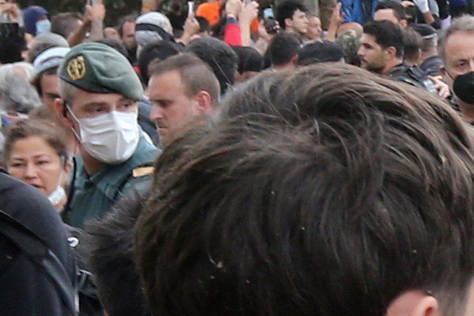 La reina Letizia de España habla con personas afectadas por las inundaciones luego de que una multitud de sobrevivientes enojados le arrojaran barro y le gritaran insultos a ella, al rey Felipe y a funcionarios del gobierno.