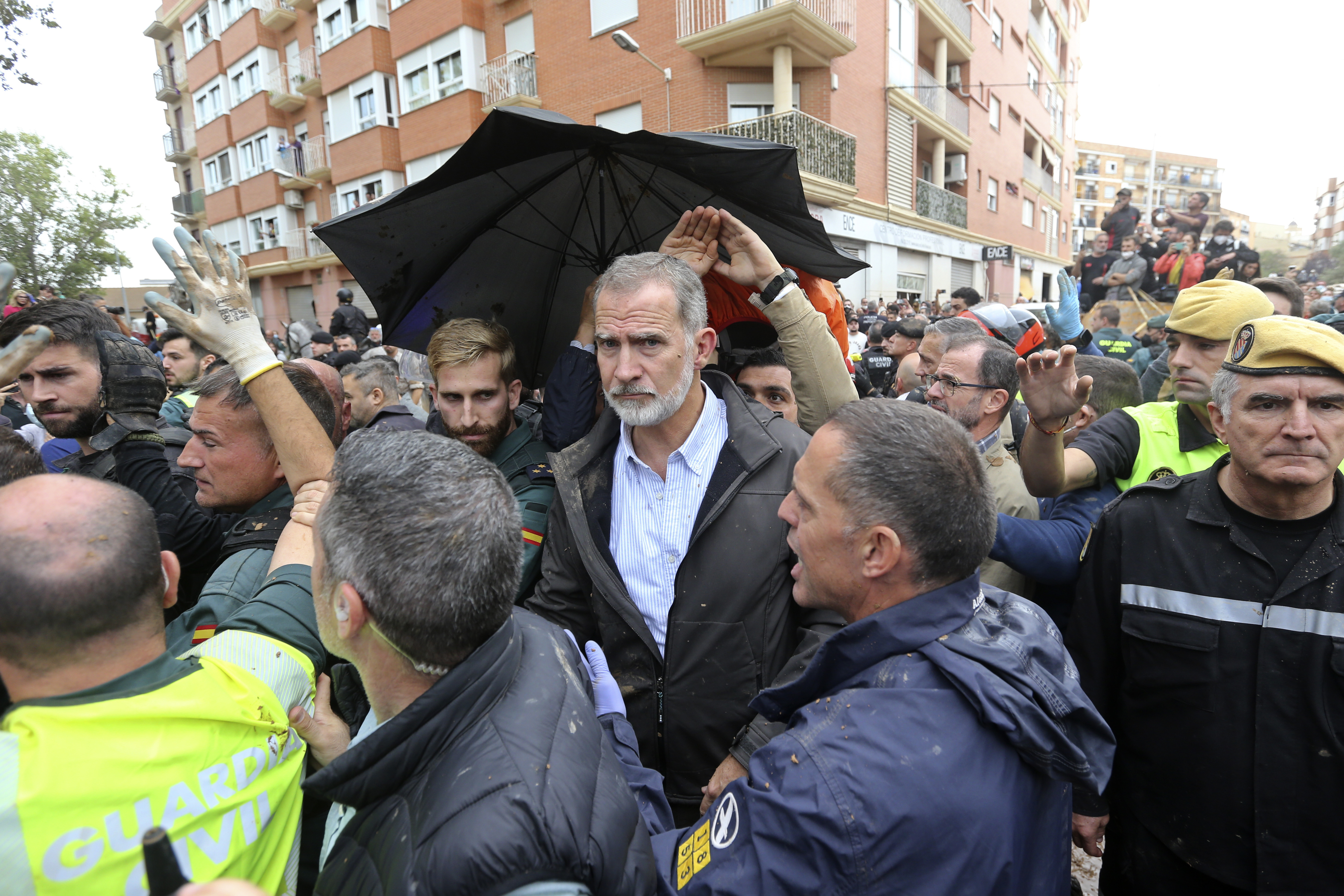 El rey Felipe VI de España es protegido después de que una multitud de sobrevivientes de las inundaciones en España arrojaran barro e insultaran al monarca y a funcionarios del gobierno español durante su primera visita a Valencia.