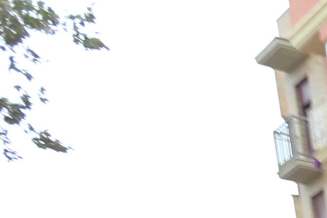 El rey Felipe VI de España es protegido después de que una multitud de sobrevivientes de las inundaciones en España arrojaran barro e insultaran al monarca y a funcionarios del gobierno español durante su primera visita a Valencia.