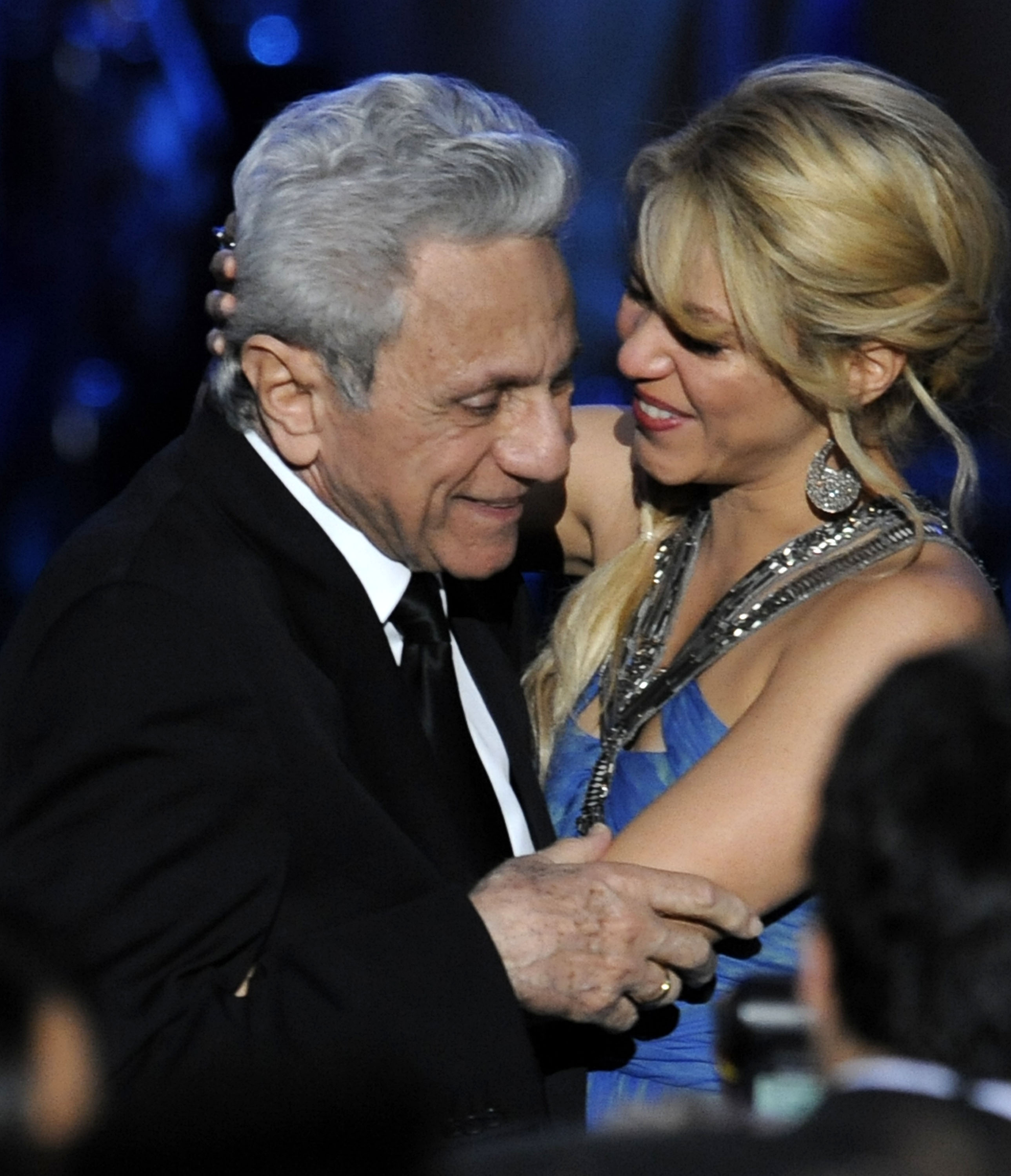 Shakira junto a su padre William Mebarak en el tributo a Persona del Año de 2011 para la cantante.