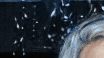 Thalía recuerda la muerte de su hermana en el estreno de su podcast.