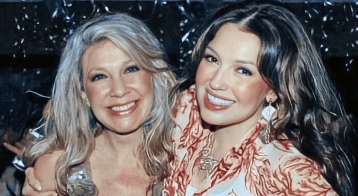 Thalía recuerda la muerte de su hermana en el estreno de su podcast.