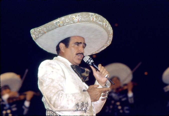 Alejandro Fernández y su hijo Alex dedican conmovedoras palabras a Vicente Fernández, destacando su legado musical y familiar.