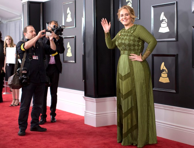 Descubre los detalles de la denuncia contra Adele que afecta la distribución global de su canción Million Years Ago .