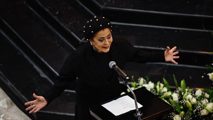 El legado de Silvia Pinal vive a través de Alejandra Guzmán, quien regresa a los escenarios en medio del duelo.