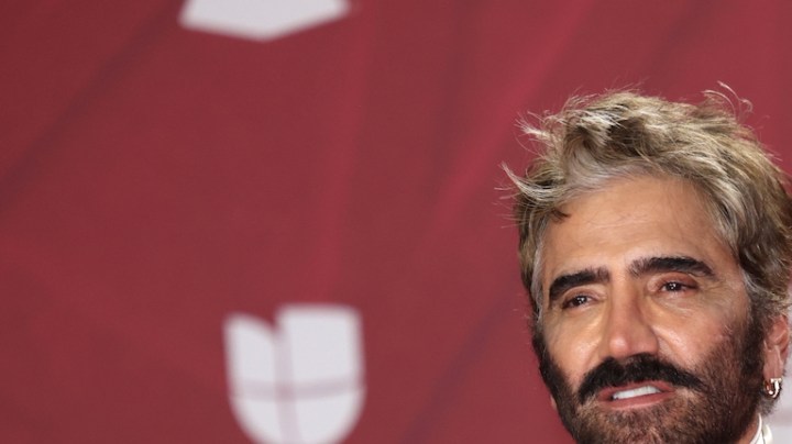 Alejandro Fernández responde sorprendido a los chismes de su orientación sexual.