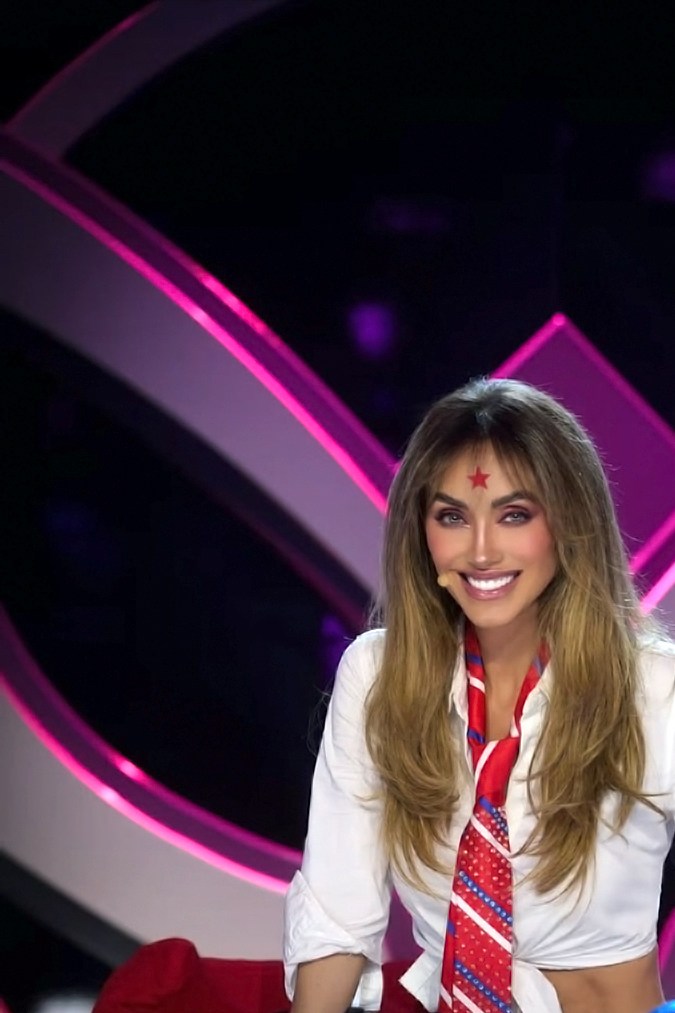 Rebelde vive en nuestros corazones. Anahí revive a Mía Colucci en un homenaje que los fans no pueden dejar de hablar.