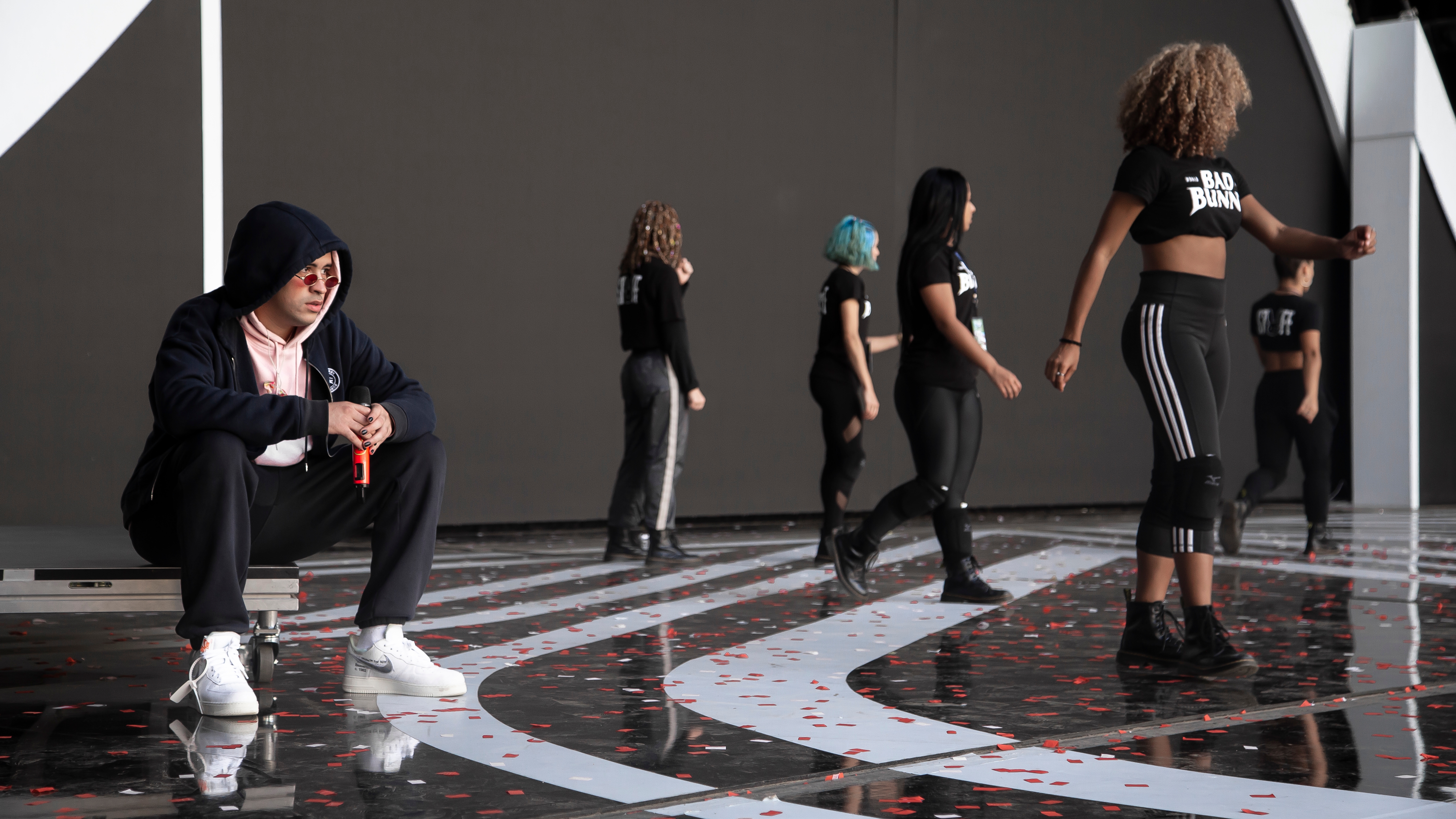 Bad Bunny, el ícono puertorriqueño, lanza 'DeBÍ TiRAR MÁS FOToS' y continúa su ascenso como uno de los artistas más influyentes.