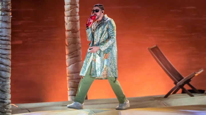 Conoce las Adidas SL72, la colaboración de Bad Bunny que une nostalgia y modernidad. Fecha de lanzamiento, precio y características en este artículo.