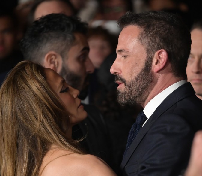 Ben Affleck demuestra su cariño por JLo con un libro autografiado de Marlon Brando en esta Navidad.