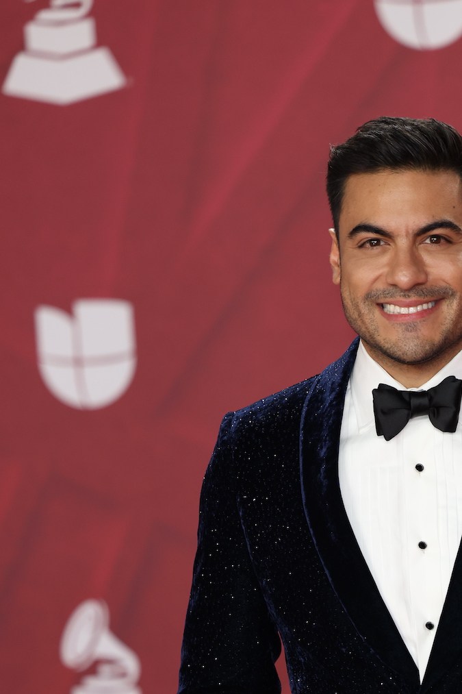 Carlos Rivera cautivó a los asistentes de la Basílica de Guadalupe con su interpretación de "Amor Eterno" durante la celebración del Día de la Virgen de Guadalupe, uniendo música y devoción en una noche inolvidable.