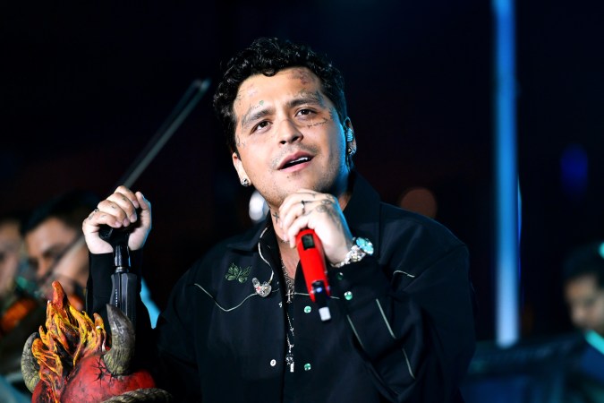 Alive Productions demanda a Christian Nodal por incumplir contrato en un concierto de Medellín. ¿Qué explica el padre del cantante sobre estos incidentes?