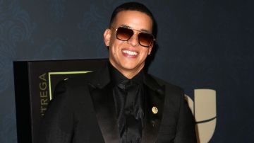 Daddy Yankee y su esposa llegan a un pacifico encuentro.