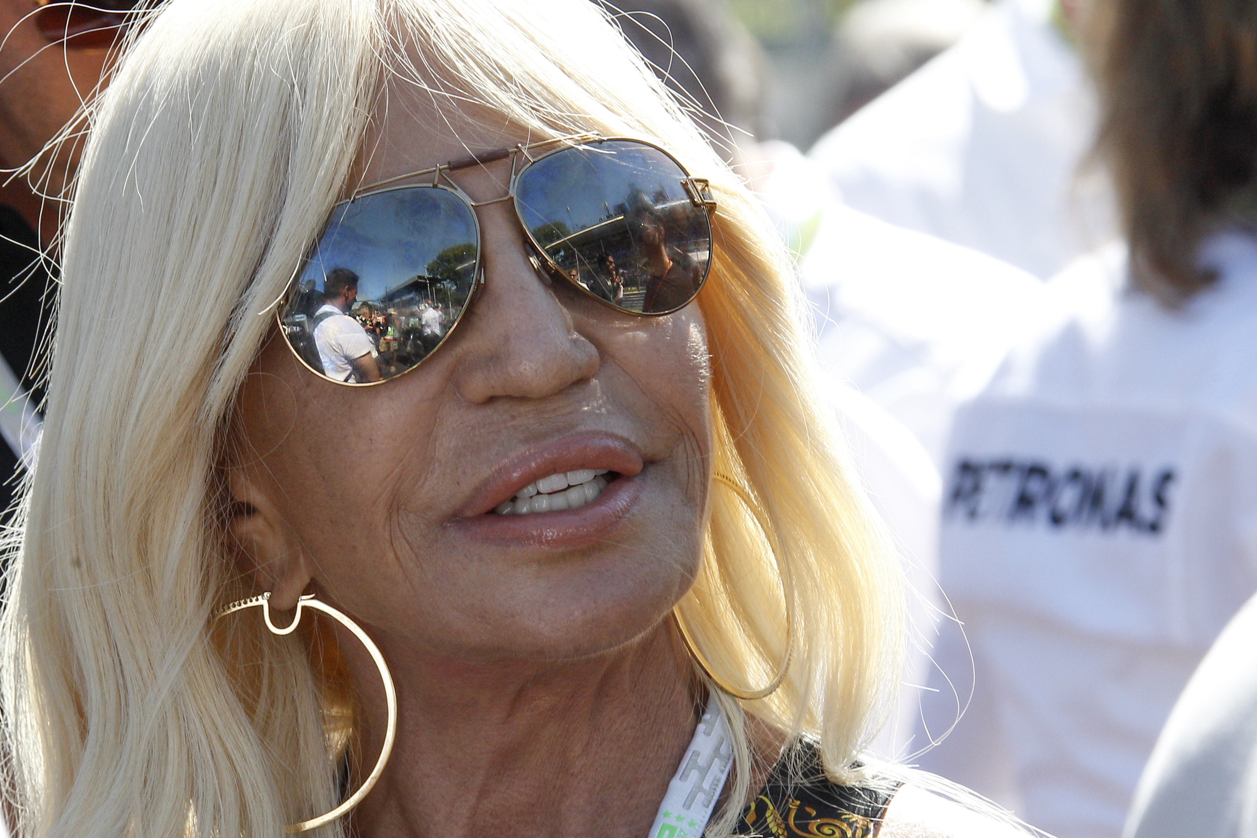 Donatella Versace aparece con un look renovado y más natural. Mira las fotos que han causado revuelo en redes.