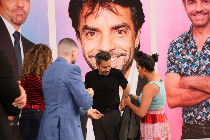 Escándalo en Hollywood: Eugenio Derbez se disculpa tras comentarios sobre Selena Gomez. Enterate de lo que dijo y las reacciones.