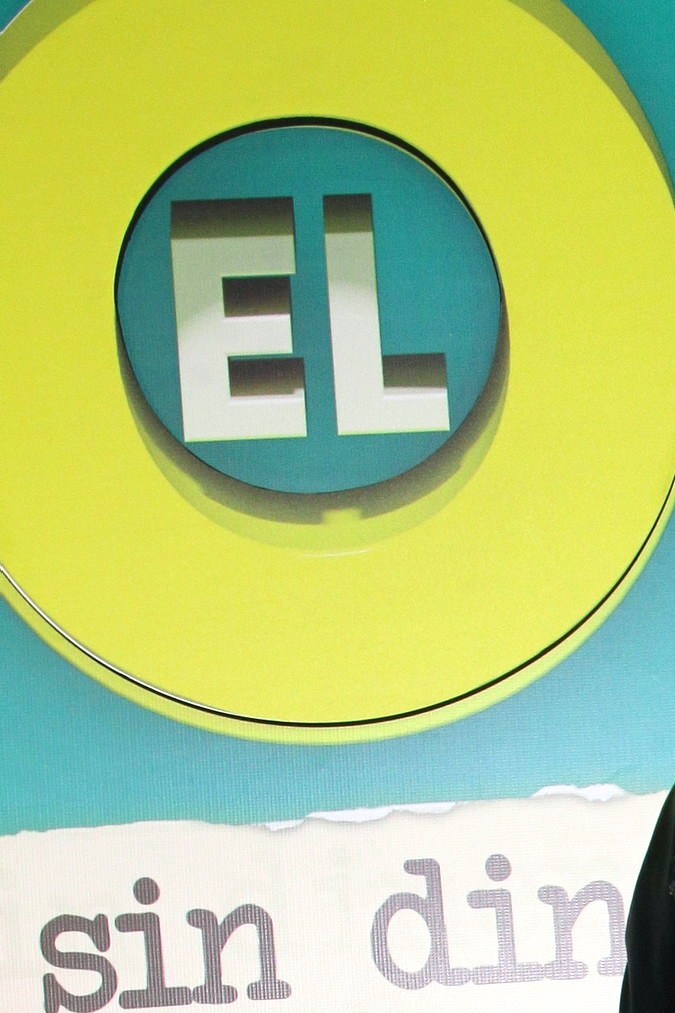 El actor Pocholo desata indignación tras fingir un infarto en el escenario. Reacciones encontradas en redes sociales.