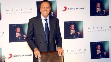 Raphael está estable tras ser hospitalizado en Madrid. Julio Iglesias le envía un mensaje lleno de cariño y confianza en su recuperación.