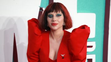 Lady Gaga con el cabello y vestido rojo