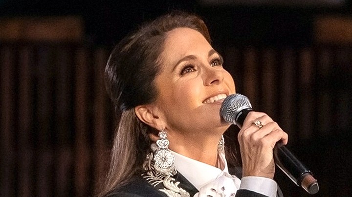 Lucero, junto a su hija Lucerito Mijares, ofreció una emotiva interpretación en la Basílica de Guadalupe para celebrar el Día de la Virgen de Guadalupe, uniendo su talento y devoción en esta especial fecha.