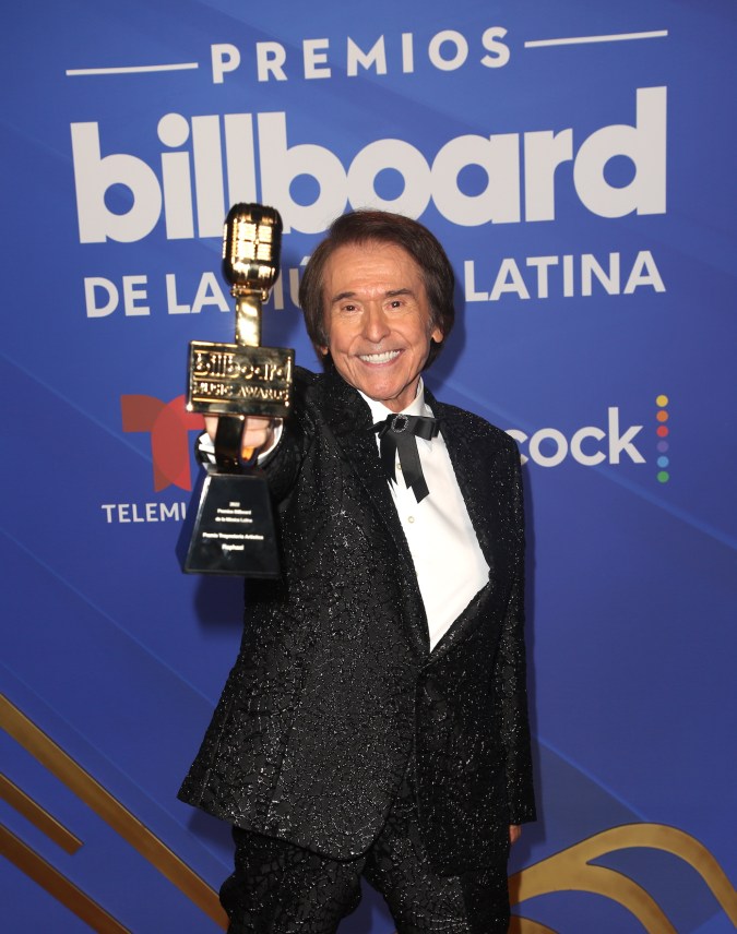 El icónico cantante Raphael continúa recuperándose en el hospital después de un accidente cerebrovascular. Conoce los últimos detalles