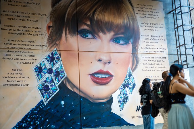 The Eras Tour de Taylor Swift es más que un espectáculo: es el evento musical más lucrativo de la historia. Conoce su impacto.