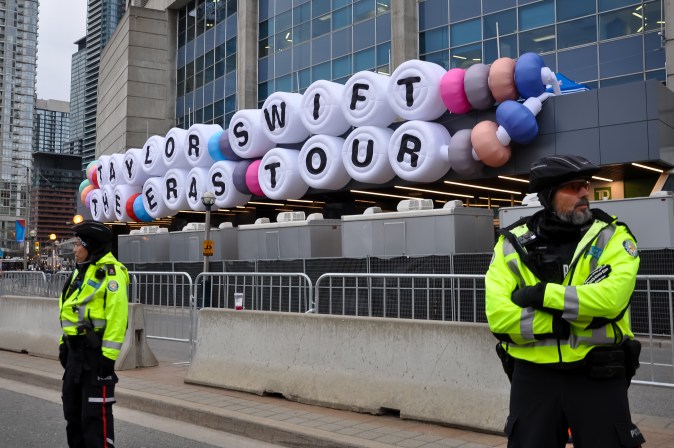 Taylor Swift eleva el estándar de los espectáculos en vivo con The Eras Tour , marcando un récord sin precedentes.