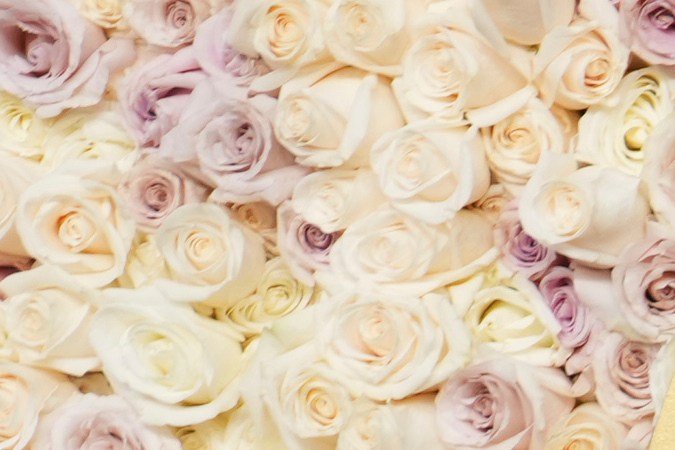 Ali Wong rompe esquemas en los Golden Globe 2025 con un traje rojo de Balenciaga Alta Costura, apostando por un estilo vanguardista.