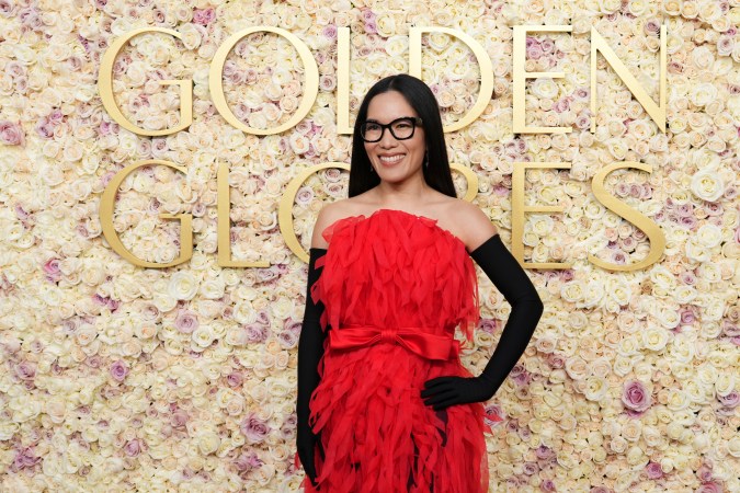 Ali Wong rompe esquemas en los Golden Globe 2025 con un traje rojo de Balenciaga Alta Costura, apostando por un estilo vanguardista.