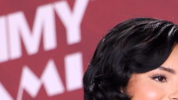 Internautas exigen que eliminen a Ángela Aguilar y Christian Nodal como 'Pareja del Año'.