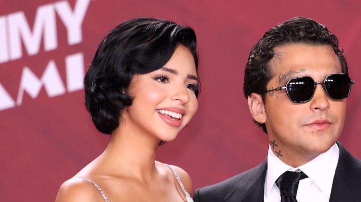 Internautas exigen que eliminen a Ángela Aguilar y Christian Nodal como 'Pareja del Año'.