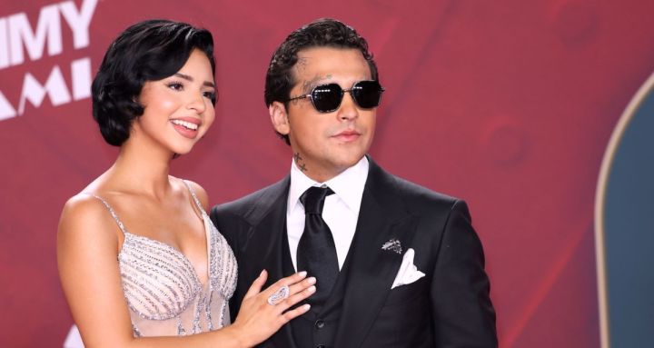 Internautas exigen que eliminen a Ángela Aguilar y Christian Nodal como 'Pareja del Año'.