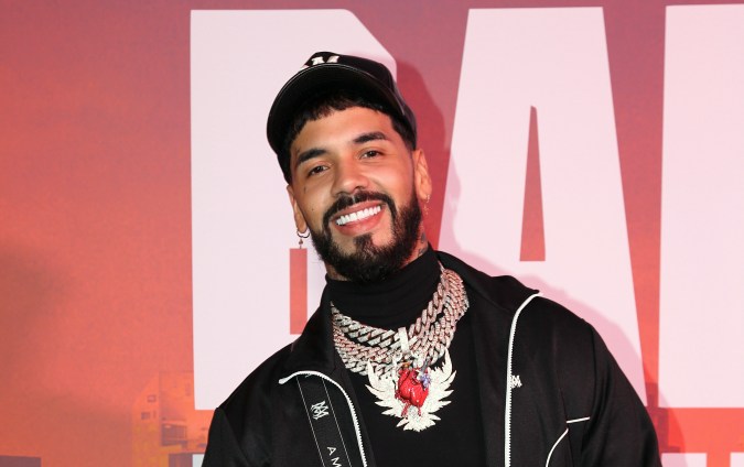¿Por qué Anuel AA aplazó su gira? El cantante boricua toma una pausa para atender asuntos personales importantes.