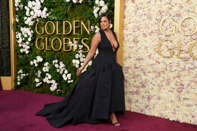 Ashley Graham deslumbra en los Golden Globe 2025 con un vestido negro escotado y voluminoso, combinando sensualidad y elegancia.
